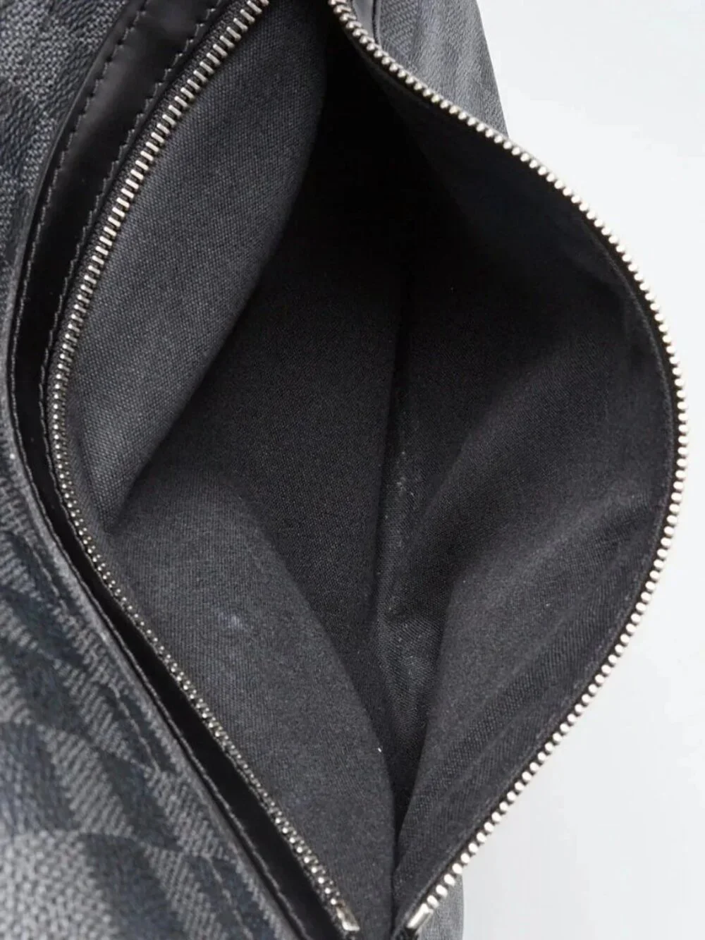 Louis Vuitton Damier Graphite Canvas Daniel MM Messenger Bag